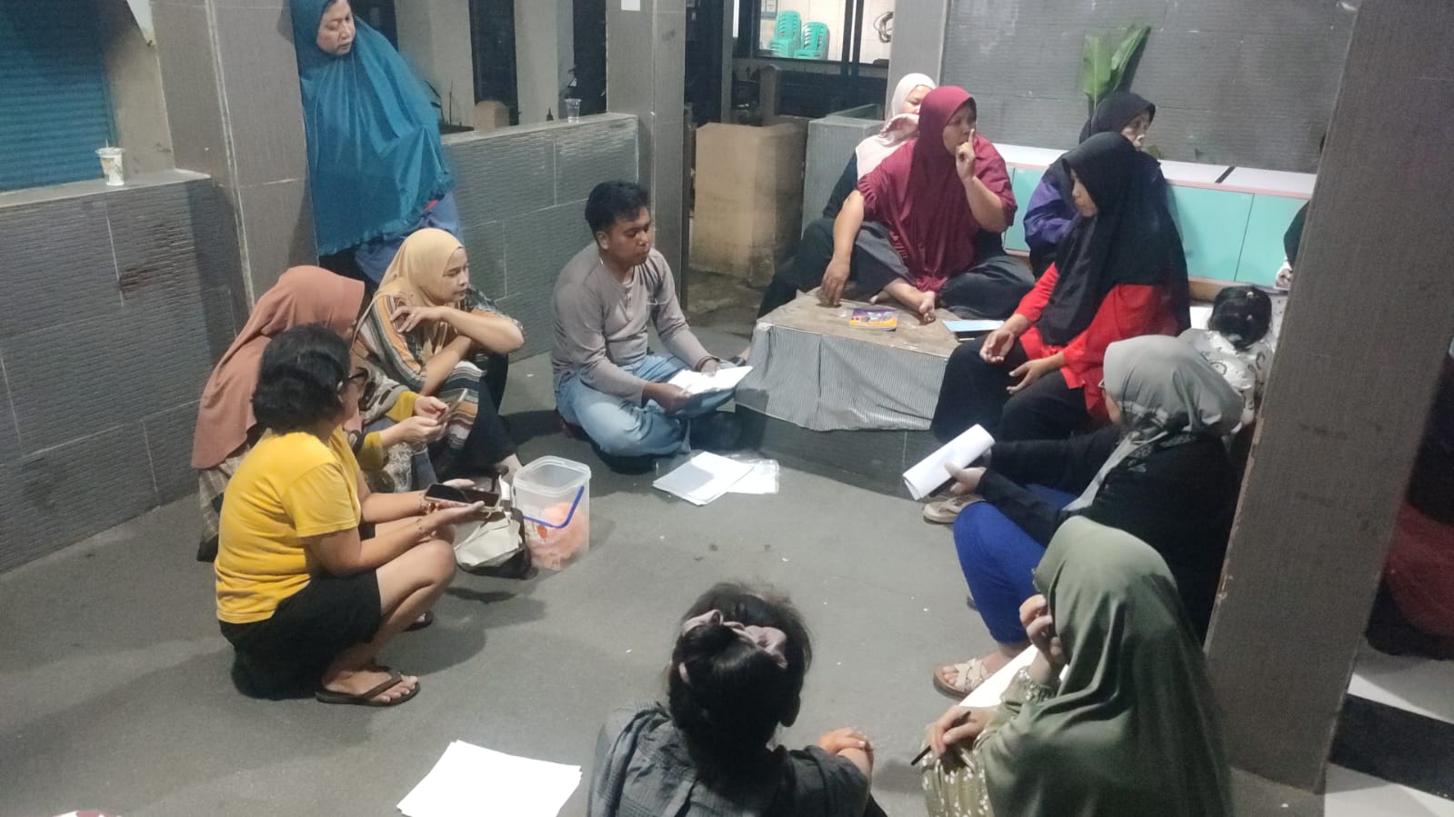 Koordinasi pencocokan data penduduk RW 02 oleh PKK RW 02 dengan Mahasiswa Al Ghifari